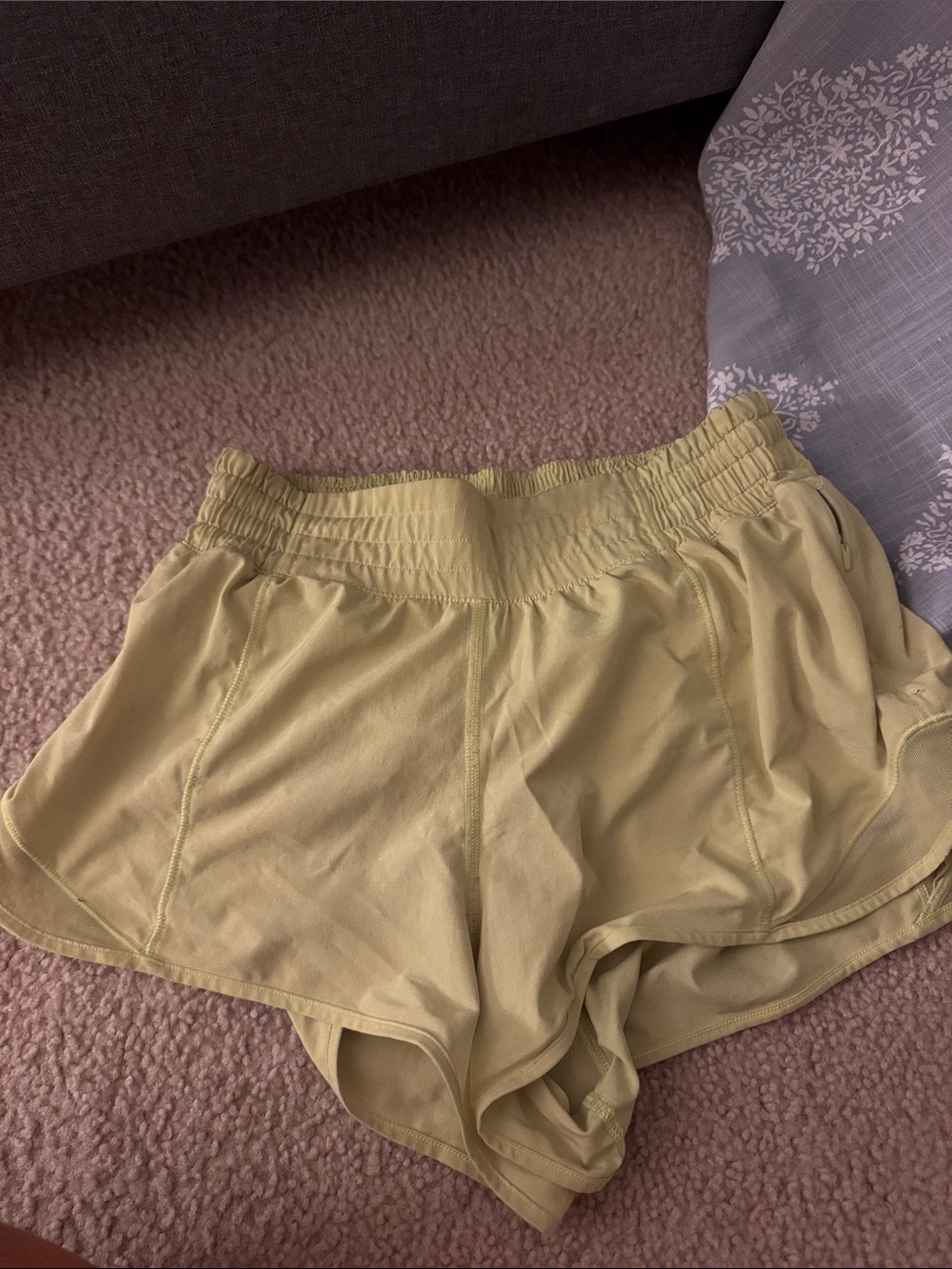 Lululemon yellow hotty hot shorts size 6 high rise 2.5 inches